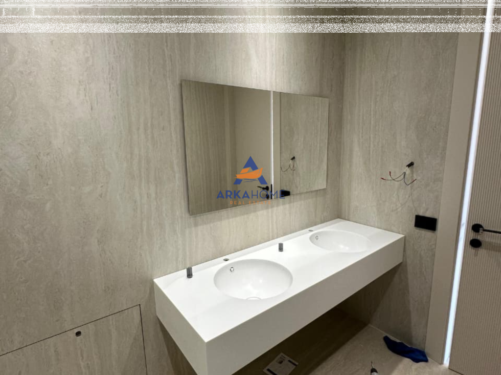 JEPET ME QERA AMBIENT 428M2 "KOMPLEKSI DELIJORGJI" 12.000 EURO (I DISKUTESHËM)
