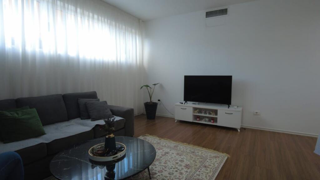 VILLA DI 3 PIANI IN VENDITA NELLA CITTÀ DEGLI STUDENTI 800.000 EURO