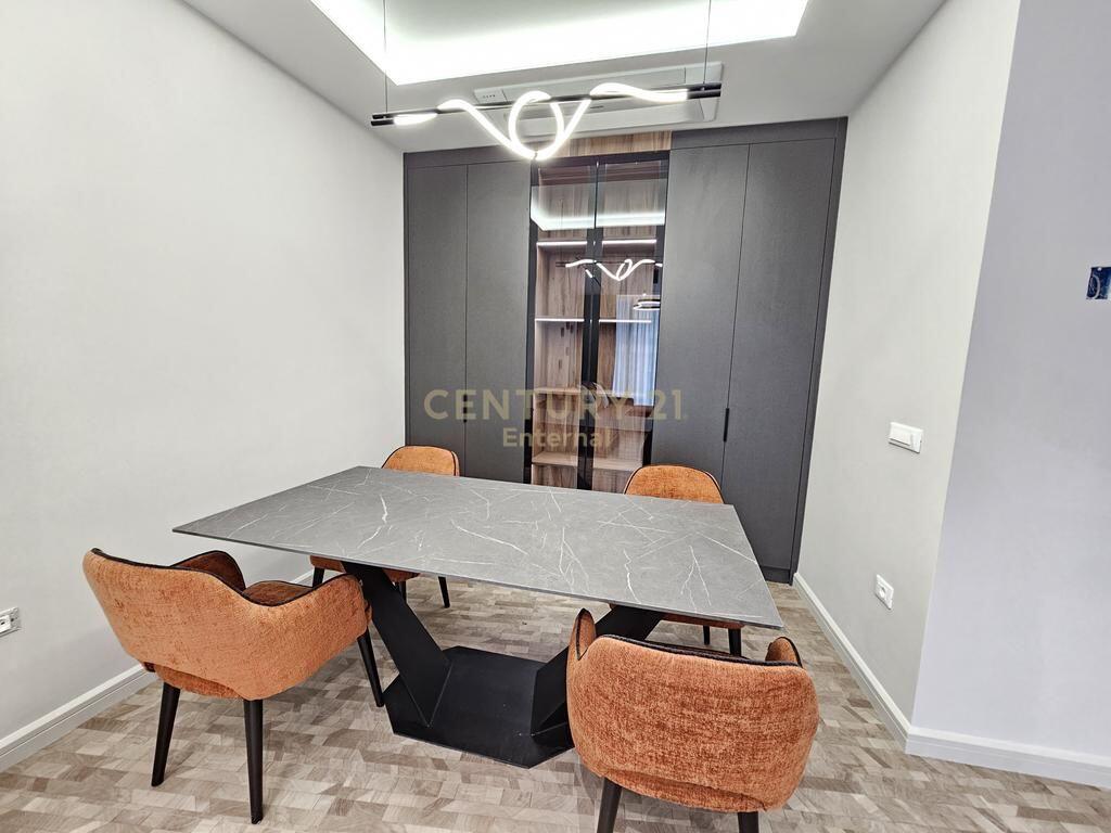 Shitet apartament luksoz 2+1+2 me post parkimi në Rezidencën prestigjioze Lake View, përballë Liqenit Artificial të Tiranës