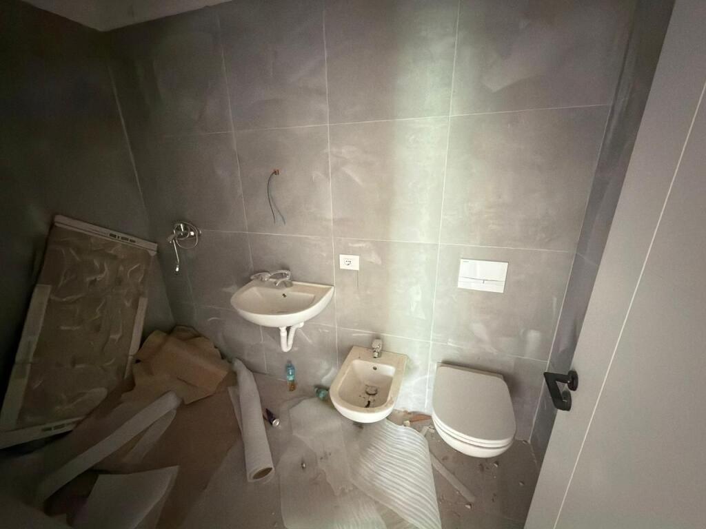 🏡 Apartment for Sale 3+1+2 + 1 Balcony 📍 5 Maji Street, Tirana  📐 Area: 121 m² 🏢 Floor: 5 (with 2 elevators) 🧭 Orientation: West 🌇 🛏️ Typology: 3+1+2 🚿 Bathrooms: 2 🌿 Balcony: 1 🏗️ Status: In final construction phase (ready for delivery)  💶 Price: 1,450 € / m² 💰 Total: 175,500 €