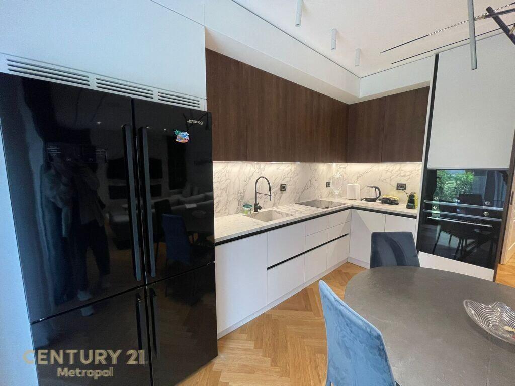 JEPET ME QIRA APARTAMENT 2+1+2+ POST PARKIMI, LIQENI I THATË! 1,500 € /Muaj Sip. Totale  104m2