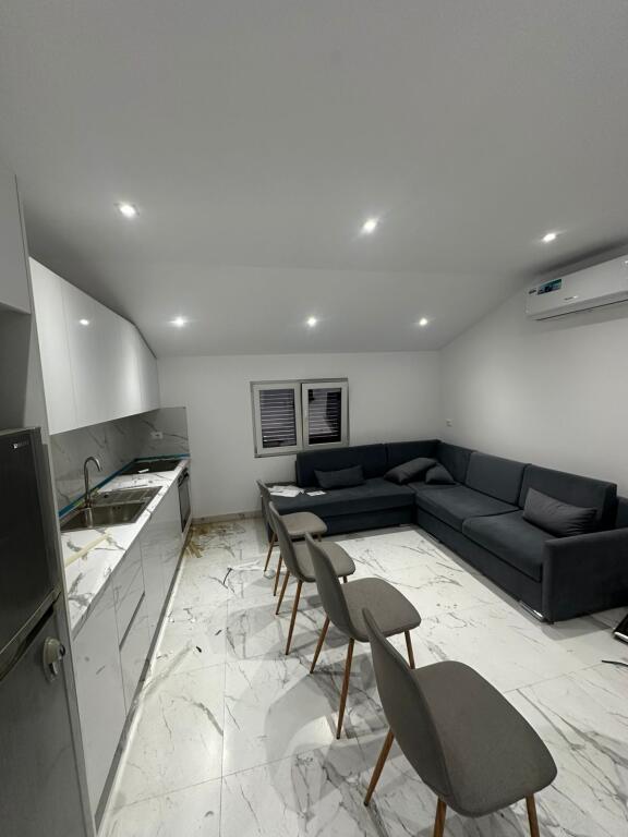 🏡 Jepet me Qira Apartament 1+1 📍 Vendndodhja: Mbikalimi i Komunës së Parisit    