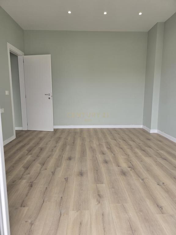 VENDESI APPARTAMENTO 2+1 CON VERANDA A DURRES! 130.000 € Superficie Totale 106m2