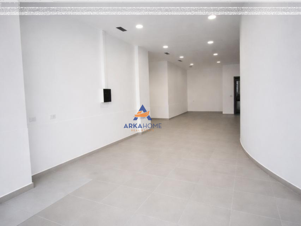 JEPET AMBIENT ME QERA 105M2 "PRANE AMBASADES AMERIKANE RRUGA PJETER BUDI" 80.000 LEKE