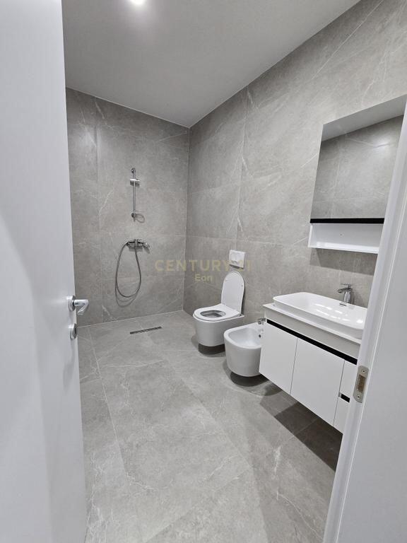 VENDESI APPARTAMENTO 2+1 CON VERANDA A DURRES! 130.000 € Superficie Totale 106m2