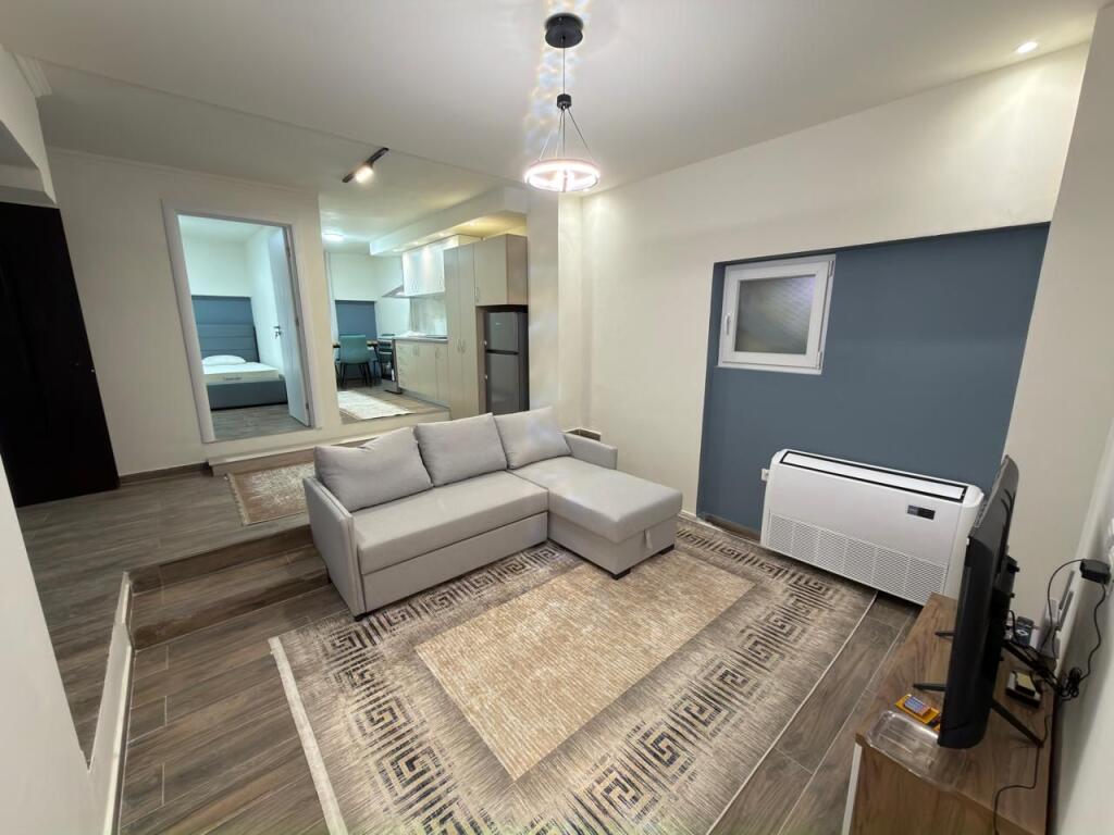 Jepet me qira apartament 2+1 🏠 📍 Pranë Stacionit të Trenit, ngjitur me ESP Oil 🏢 Pallat i ri ✨ 📐 84 m² 🚪 Kati 1, me hyrje të veçuar ✨ Ambient i rregulluar, i përshtatshëm për banim  💰 Çmimi: 70.000 lekë/muaj 🔒 Çmimi i padiskutueshëm