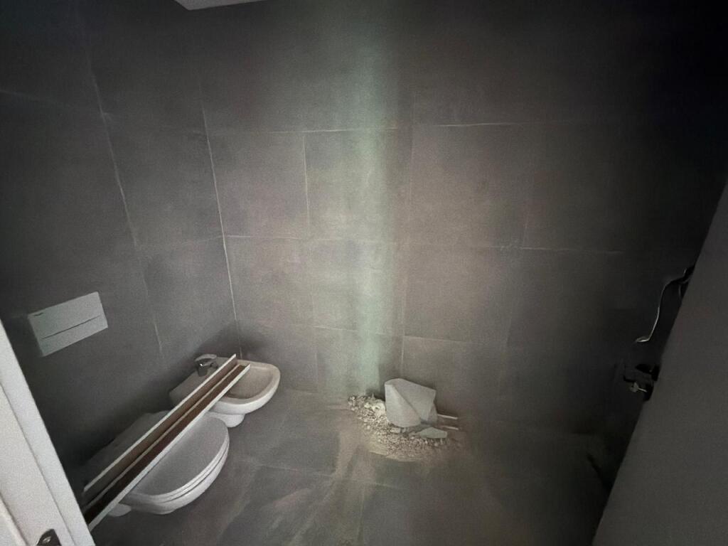 🏡 Apartment for Sale 3+1+2 + 1 Balcony 📍 5 Maji Street, Tirana  📐 Area: 121 m² 🏢 Floor: 5 (with 2 elevators) 🧭 Orientation: West 🌇 🛏️ Typology: 3+1+2 🚿 Bathrooms: 2 🌿 Balcony: 1 🏗️ Status: In final construction phase (ready for delivery)  💶 Price: 1,450 € / m² 💰 Total: 175,500 €
