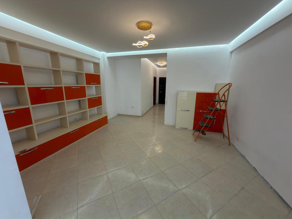 🏡 Shitet apartament 2+1+2 📍 Pallatet e Verdha, Treshi – Rruga Kastriotët 🧭 Orientim: Jug ☀️ 📐 Sipërfaqe: 110 m² 📄 Me hipotekë – mundësi blerjeje me kredi 💶 Çmimi: 95.000€