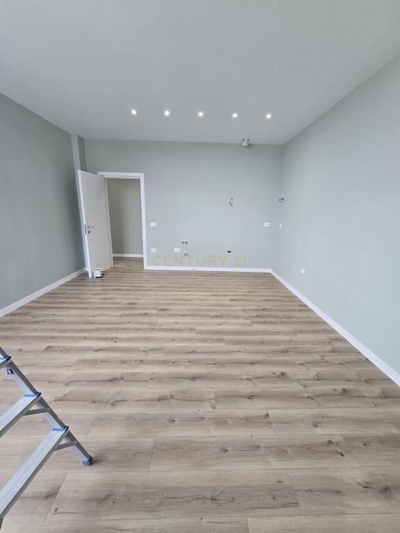 VENDESI APPARTAMENTO 2+1 CON VERANDA A DURRES! 130.000 € Superficie Totale 106m2