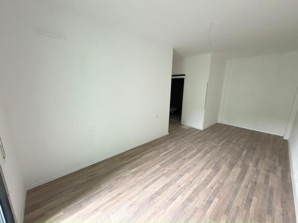 🏡 Apartment for Sale 3+1+2 + 1 Balcony 📍 5 Maji Street, Tirana  📐 Area: 121 m² 🏢 Floor: 5 (with 2 elevators) 🧭 Orientation: West 🌇 🛏️ Typology: 3+1+2 🚿 Bathrooms: 2 🌿 Balcony: 1 🏗️ Status: In final construction phase (ready for delivery)  💶 Price: 1,450 € / m² 💰 Total: 175,500 €