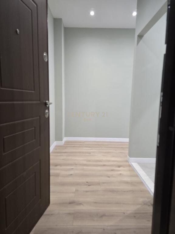 VENDESI APPARTAMENTO 2+1 CON VERANDA A DURRES! 130.000 € Superficie Totale 106m2