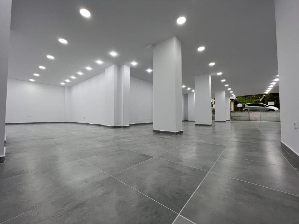 NEGOZIO IN AFFITTO 170 M2 STRADA PRINCIPALE – FRESK