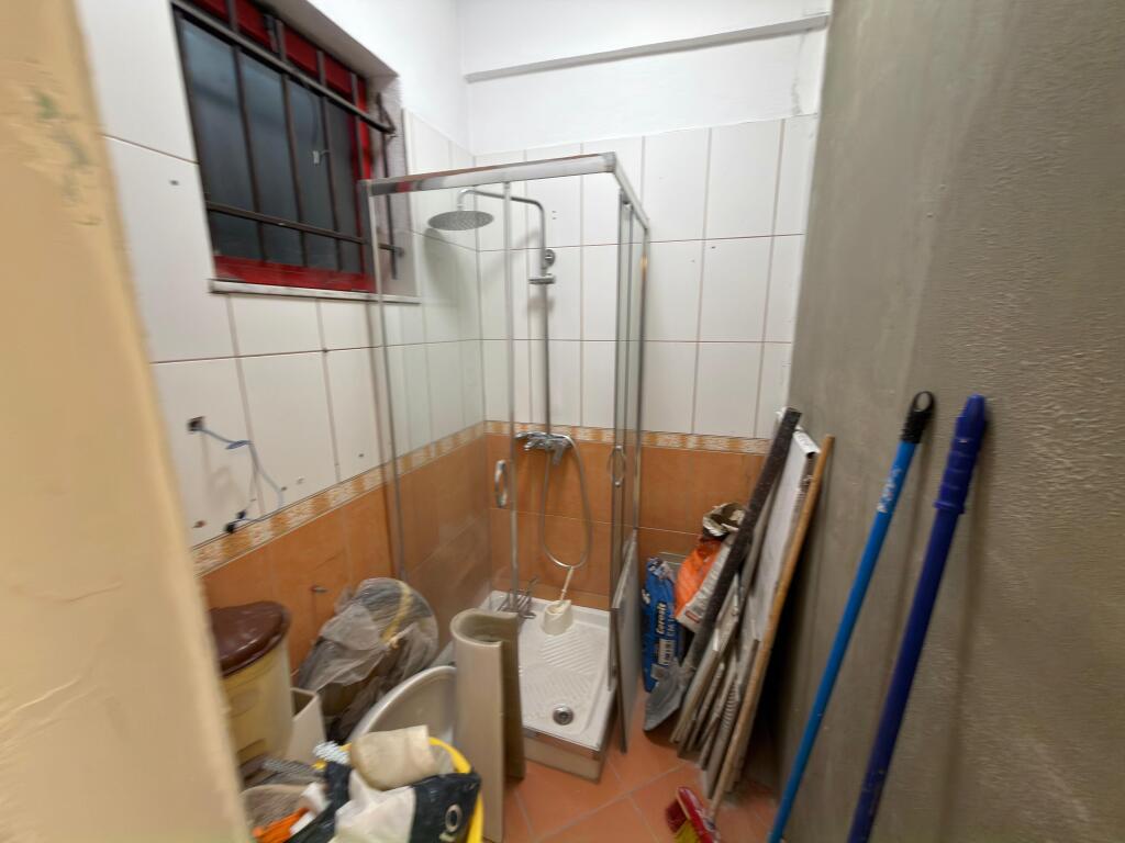 🏡 Shitet apartament 2+1+2 📍 Pallatet e Verdha, Treshi – Rruga Kastriotët 🧭 Orientim: Jug ☀️ 📐 Sipërfaqe: 110 m² 📄 Me hipotekë – mundësi blerjeje me kredi 💶 Çmimi: 95.000€