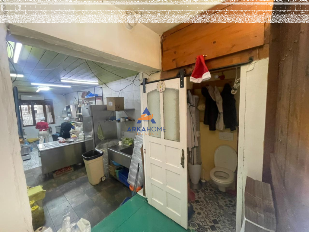 VENDESI COMMERCIALE IN VENDITA 70M2 "VICINO AL KESH VASIL SHANTO" 200.000 EURO