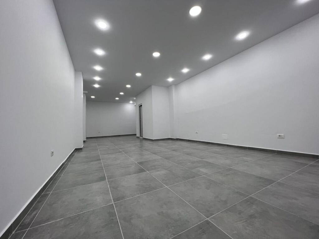 NEGOZIO IN AFFITTO 170 M2 STRADA PRINCIPALE – FRESK