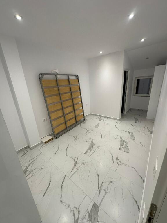 🏡 Jepet me Qira Apartament 1+1 📍 Vendndodhja: Mbikalimi i Komunës së Parisit    