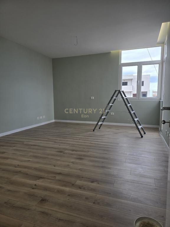 VENDESI APPARTAMENTO 2+1 CON VERANDA A DURRES! 130.000 € Superficie Totale 106m2