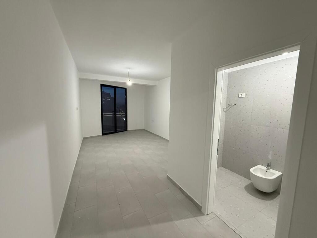 Locale per uffici in affitto presso Golden Tower Residence, Mine Peza.