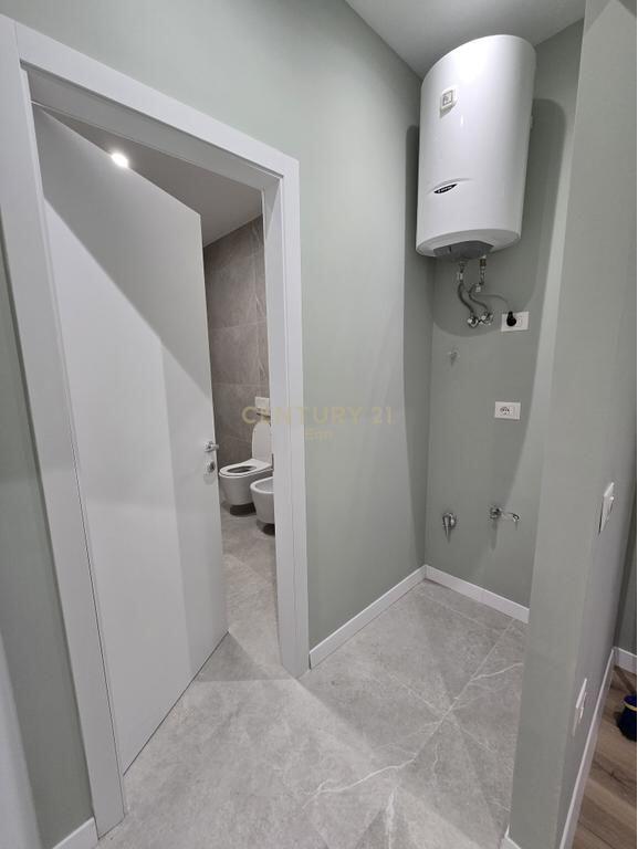 VENDESI APPARTAMENTO 2+1 CON VERANDA A DURRES! 130.000 € Superficie Totale 106m2