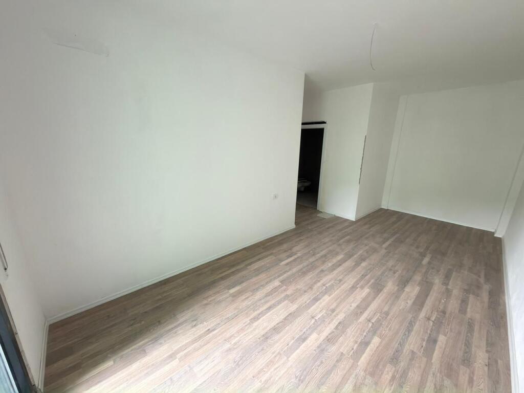 🏡 Apartment for Sale 3+1+2 + 1 Balcony 📍 5 Maji Street, Tirana  📐 Area: 121 m² 🏢 Floor: 5 (with 2 elevators) 🧭 Orientation: West 🌇 🛏️ Typology: 3+1+2 🚿 Bathrooms: 2 🌿 Balcony: 1 🏗️ Status: In final construction phase (ready for delivery)  💶 Price: 1,450 € / m² 💰 Total: 175,500 €