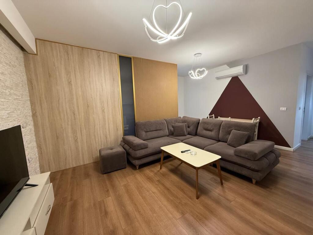 Appartamento 2+1 in vendita, nella zona di Shkoze vicino a Elite Palace.
