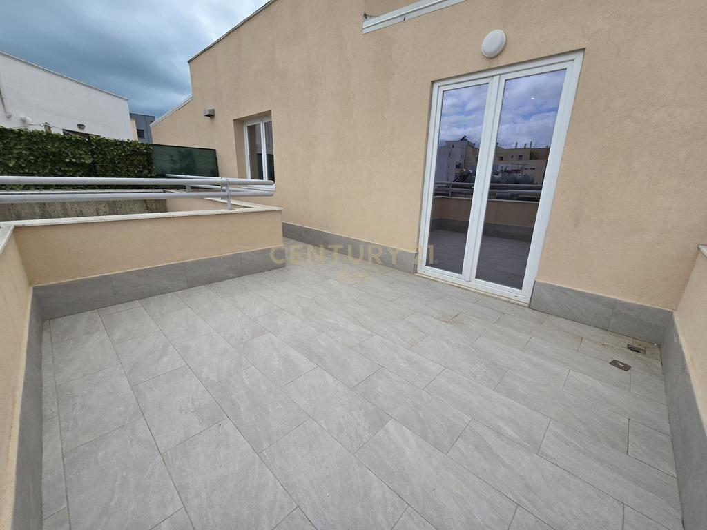 VENDESI APPARTAMENTO 2+1 CON VERANDA A DURRES! 130.000 € Superficie Totale 106m2