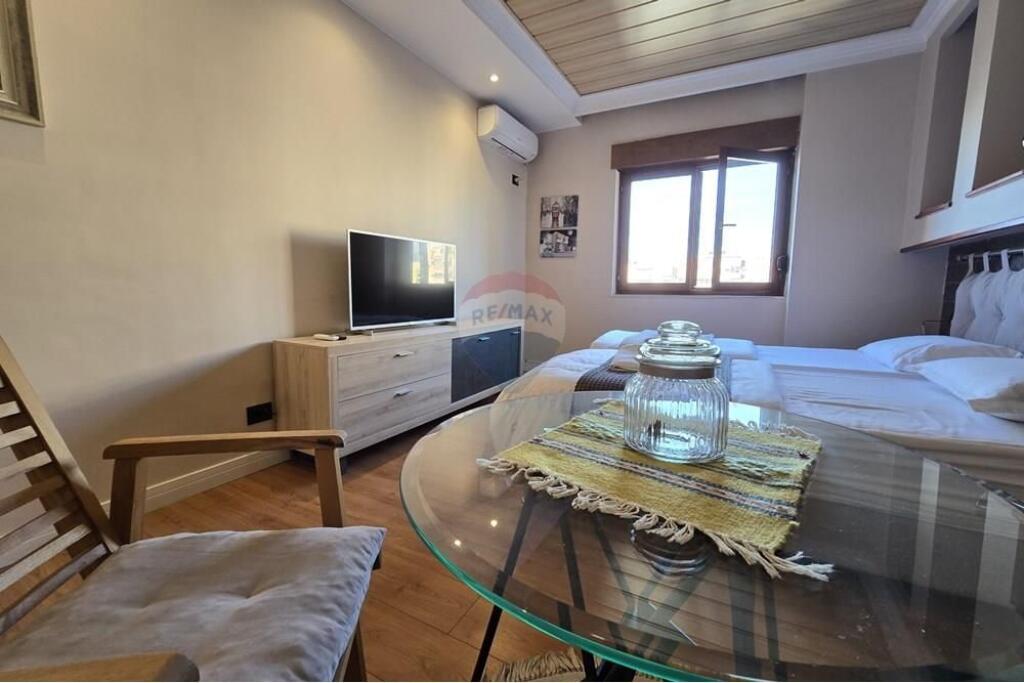 Apartment 1+1 and Gazoniere for sale, Center, 9-storey!