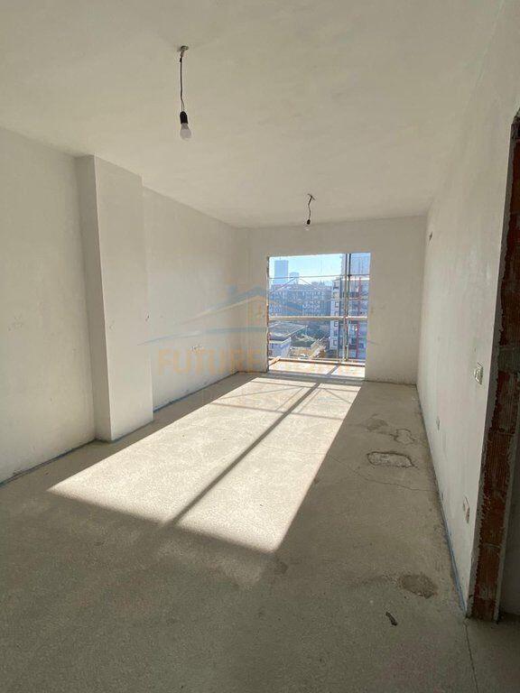 Shitet apartament 1+1 Rruga Albanopoli
