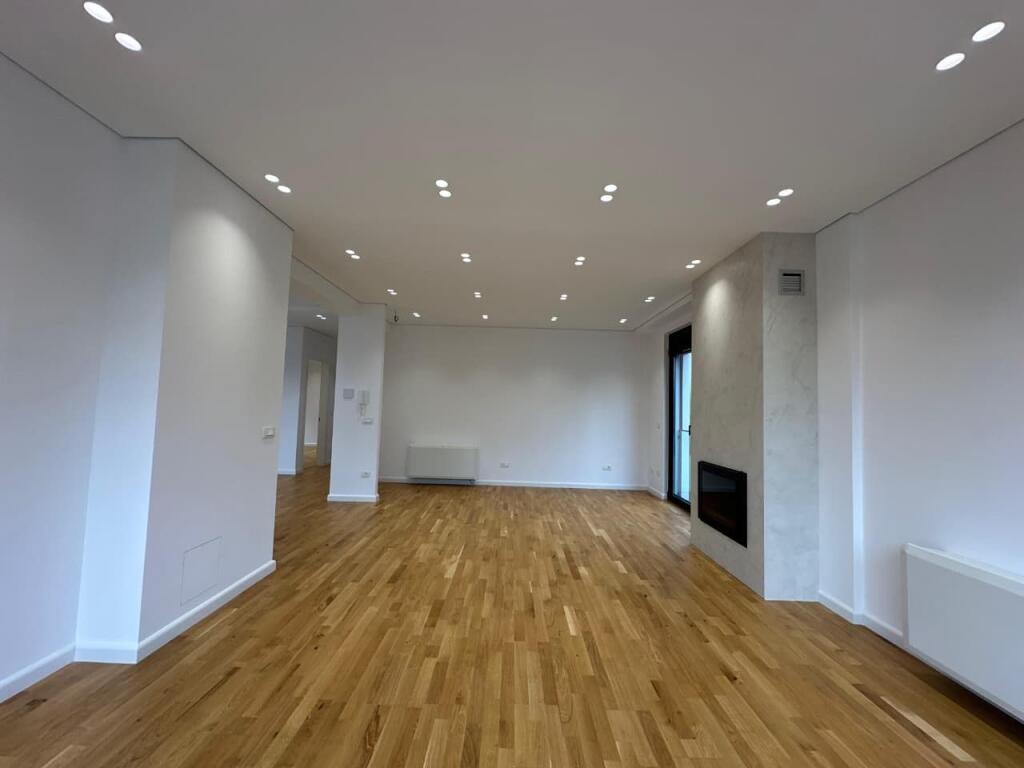 VILLA RESIDENZIALE SU 3 PIANI 4+1 IN AFFITTO | ZONA TEG