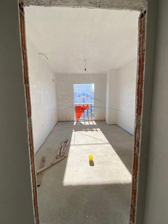 Shitet apartament 1+1 Rruga Albanopoli