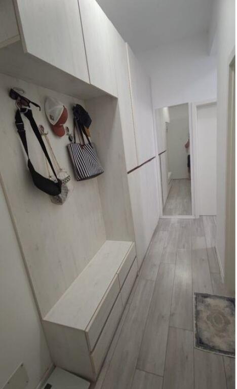 Apartament 2+1 me post parkimi në shitje në Ali Demi-Mangalem