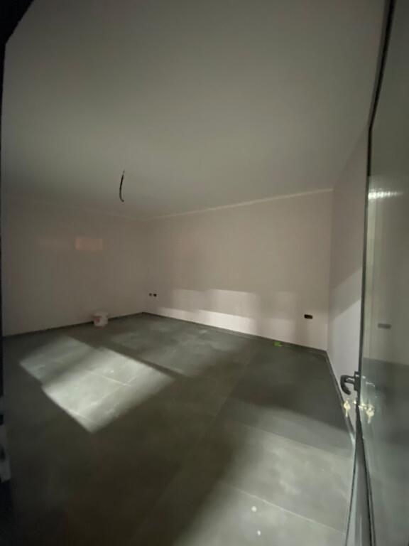 Magazin 300m2 me qera