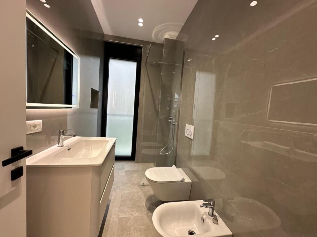 VILLA RESIDENZIALE SU 3 PIANI 4+1 IN AFFITTO | ZONA TEG