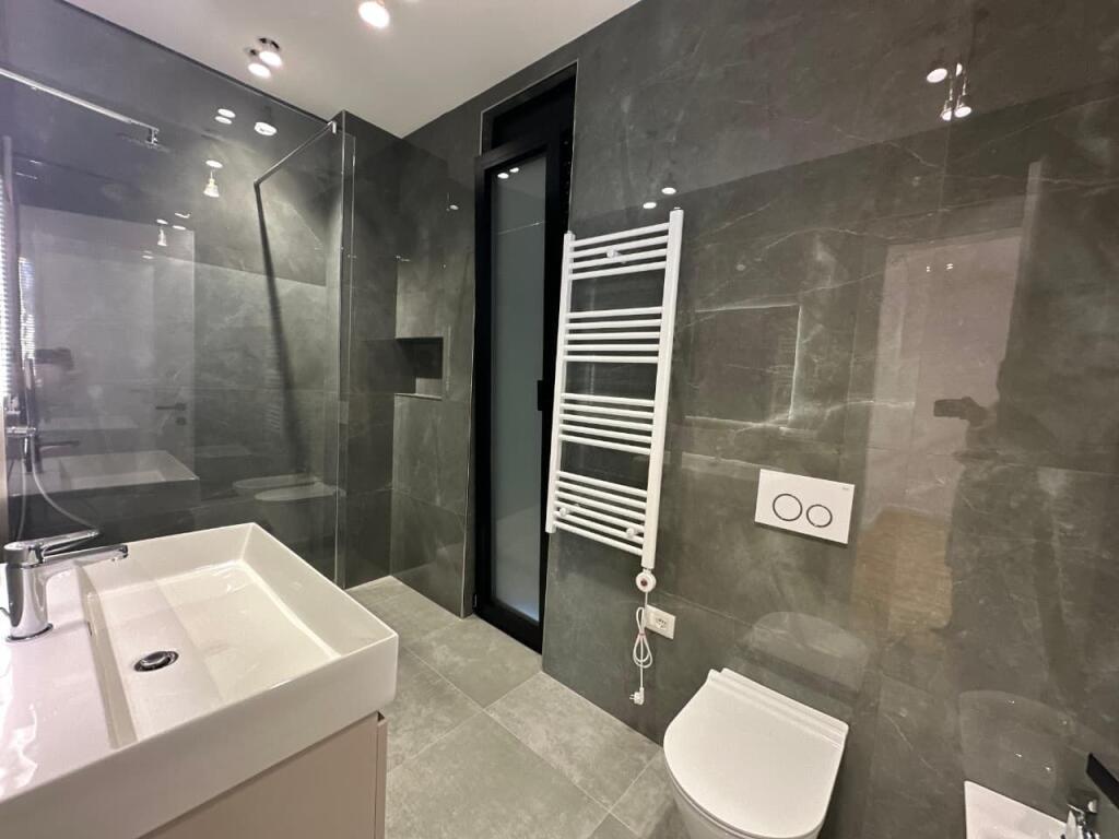 VILLA RESIDENZIALE SU 3 PIANI 4+1 IN AFFITTO | ZONA TEG