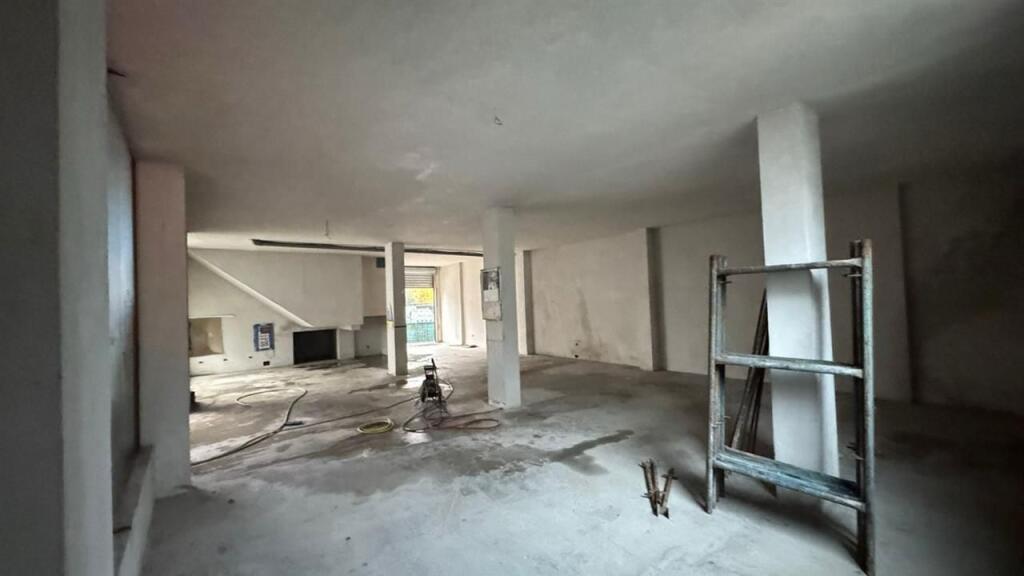 MAGAZINA ME QERA 180 M2 FUSHA E AVIACIONIT 1200 EURO