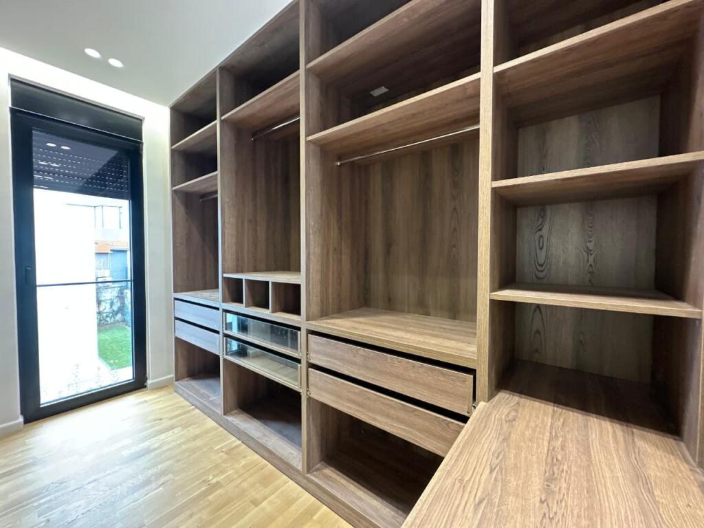 VILLA RESIDENZIALE SU 3 PIANI 4+1 IN AFFITTO | ZONA TEG