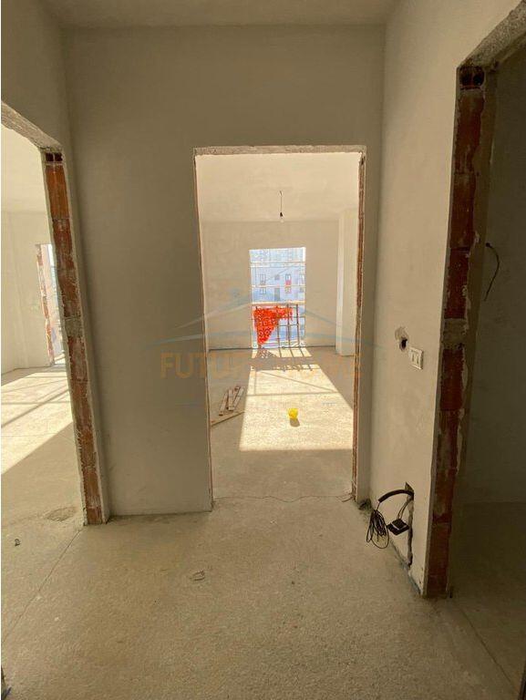 Shitet apartament 1+1 Rruga Albanopoli