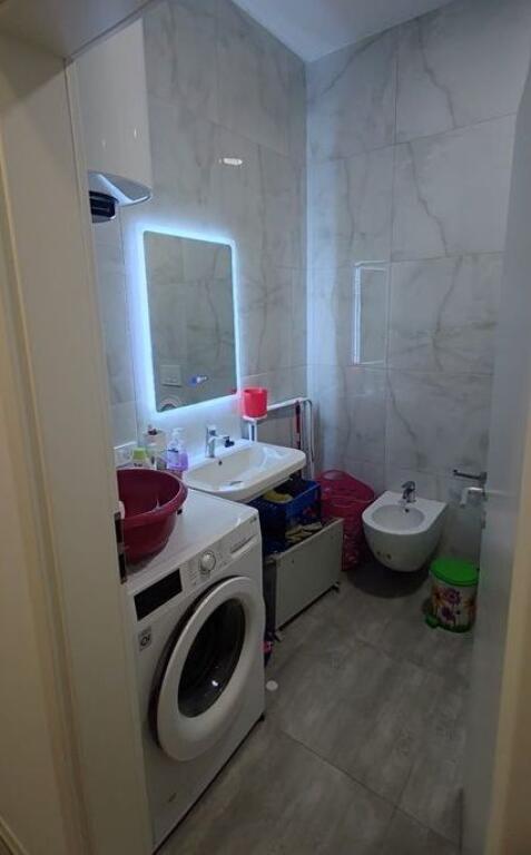 Apartament 2+1 me post parkimi në shitje në Ali Demi-Mangalem