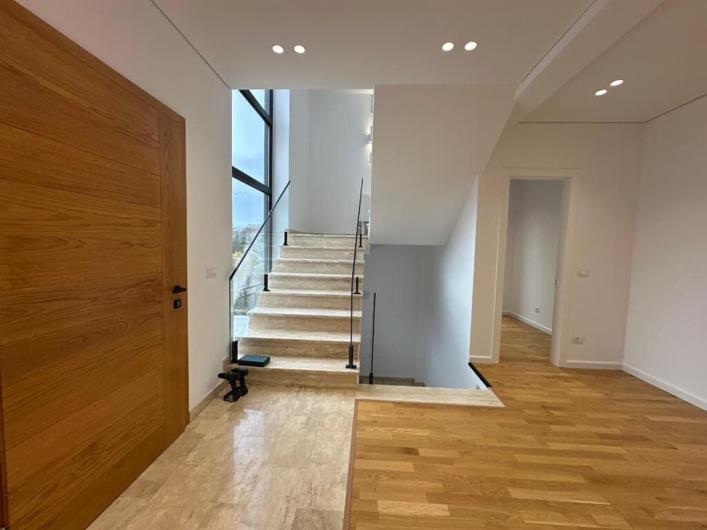 VILLA RESIDENZIALE SU 3 PIANI 4+1 IN AFFITTO | ZONA TEG