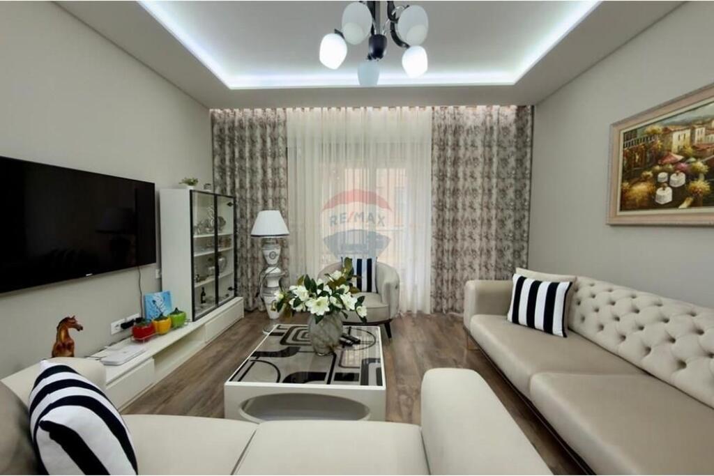 For sale 2+1 apartment in the Xhamllik area
