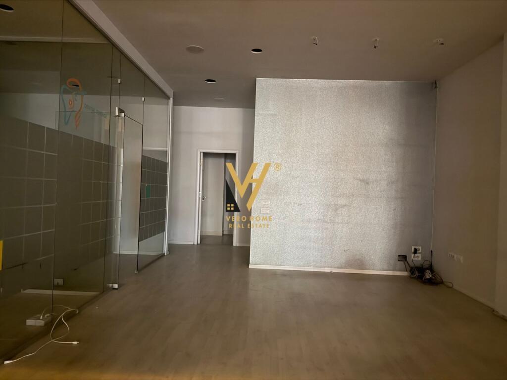 AFFITTASI NEGOZIO 100 M2 VICINO AL GIARDINO ZOOLOGICO 1.300 EURO