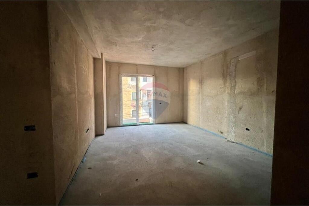Apartament 2+1 prane Kryegjyshates rr.Ali Demi!