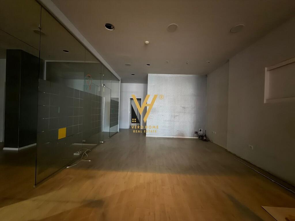AFFITTASI NEGOZIO 100 M2 VICINO AL GIARDINO ZOOLOGICO 1.300 EURO