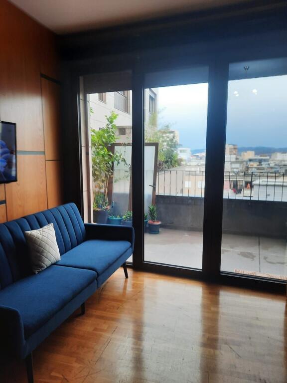 Jepet apartament me qira 1+1 tek rruga barrikadave