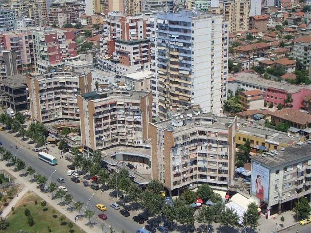 AFFITTASI APPARTAMENTO 2+1+2 BALCONI "RRUGA E BARRIKADAVE" 80000 LEKE