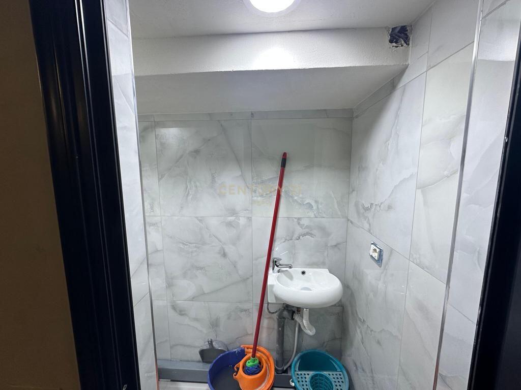 Disponiamo di Uffici in Affitto nella zona di Myslym Shyri - 800 Euro