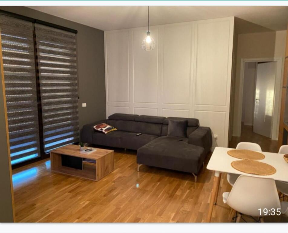 Jepet apartament me qira 1+1 tek rruga barrikadave