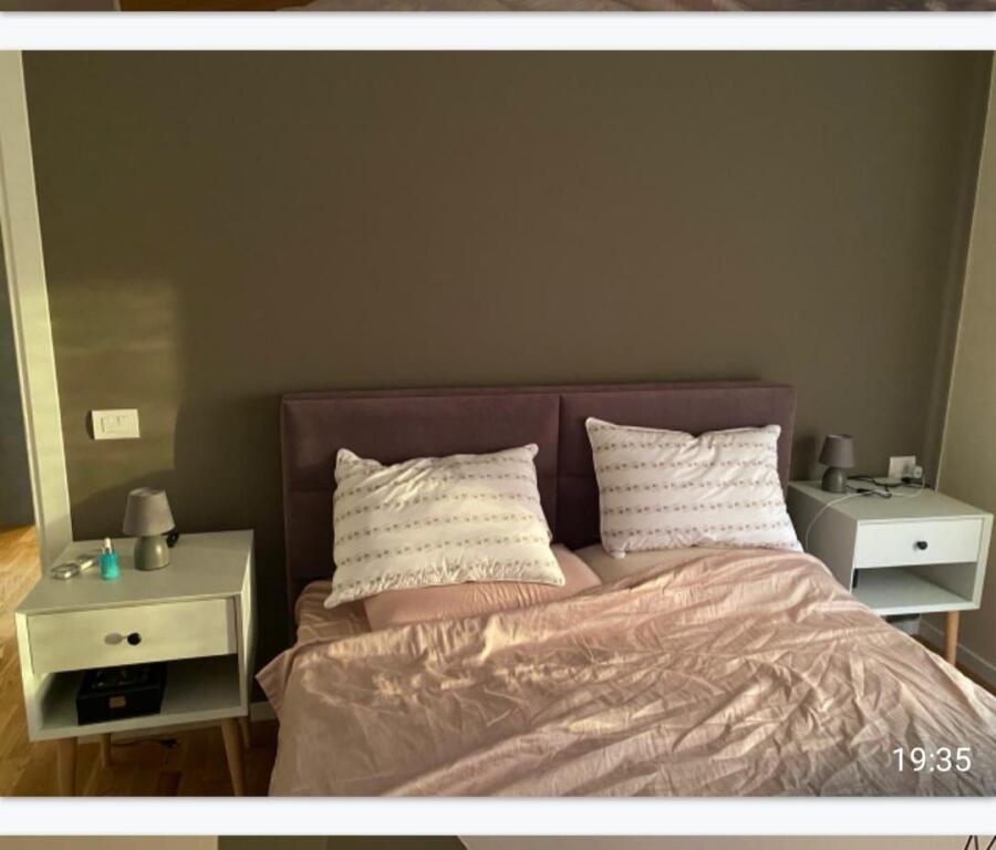Jepet apartament me qira 1+1 tek rruga barrikadave