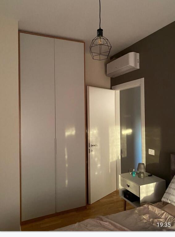 Jepet apartament me qira 1+1 tek rruga barrikadave