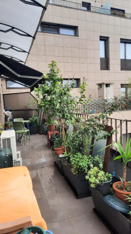 Jepet apartament me qira 1+1 tek rruga barrikadave